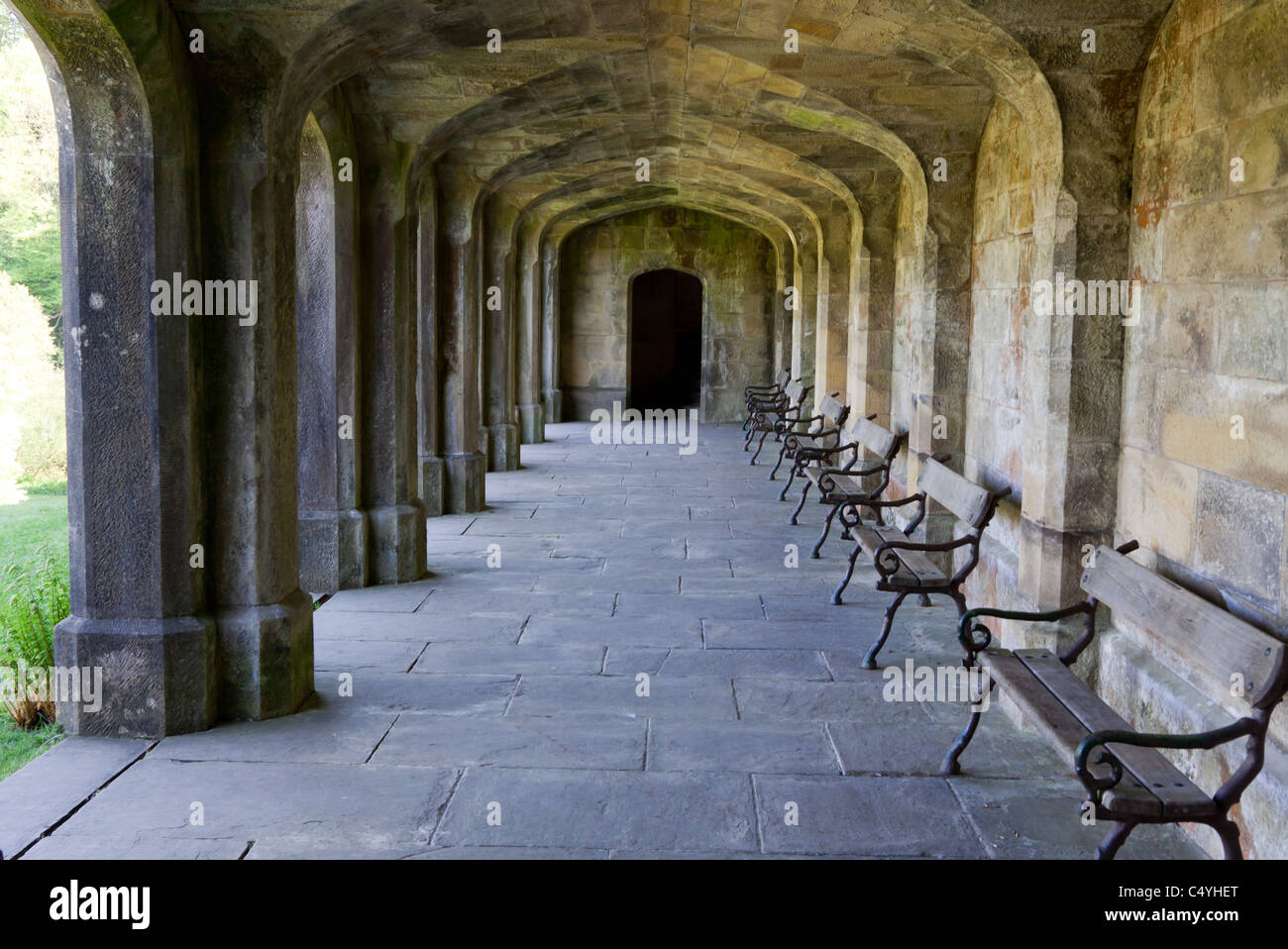 Veranda arcuata passerella con posti a sedere fissi Foto Stock