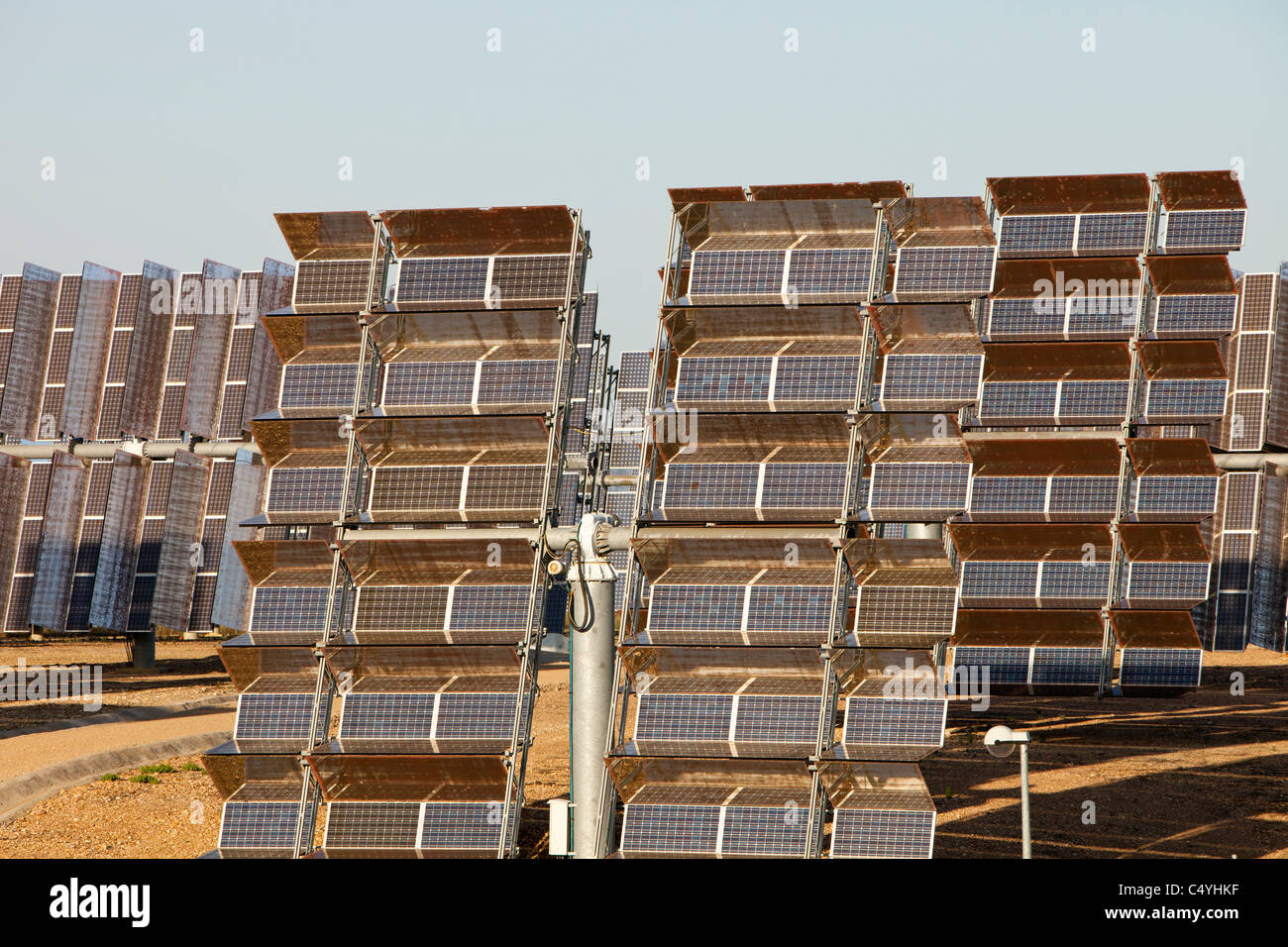 Foto voltaico pannelli nella parte di Solucar complesso solare di proprietà di Abengoa energia, a Sanlucar La Mayor, Andalusia. Foto Stock