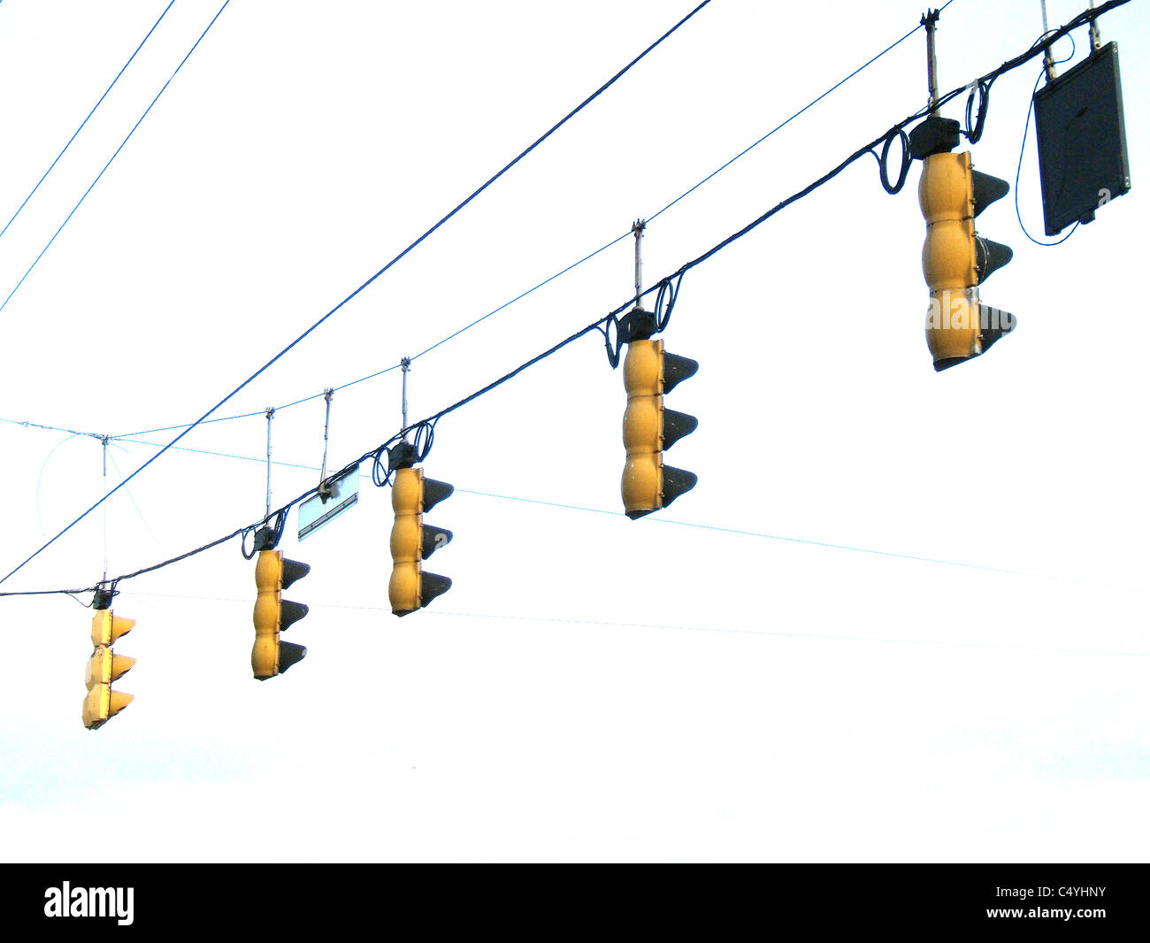 Una sezione di appendere dei semafori e i fili. Foto Stock