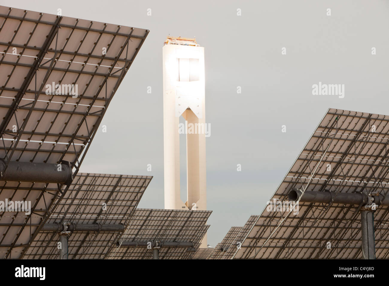 Heliostats, grandi specchi riflettenti dirigendo la luce del sole per la PS20 solare termico tower, Foto Stock