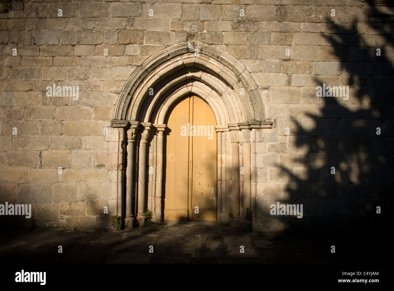 La porta principale del San Salvador chiesa romanica della città di Sarria, in modo francese di San Giacomo, Galizia, Spagna Foto Stock