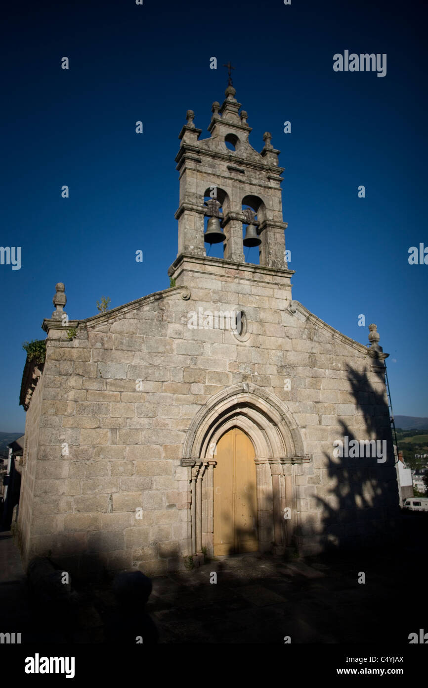 Facciata della chiesa di San Salvador chiesa romanica della città di Sarria, in modo francese di San Giacomo, Galizia, Spagna Foto Stock