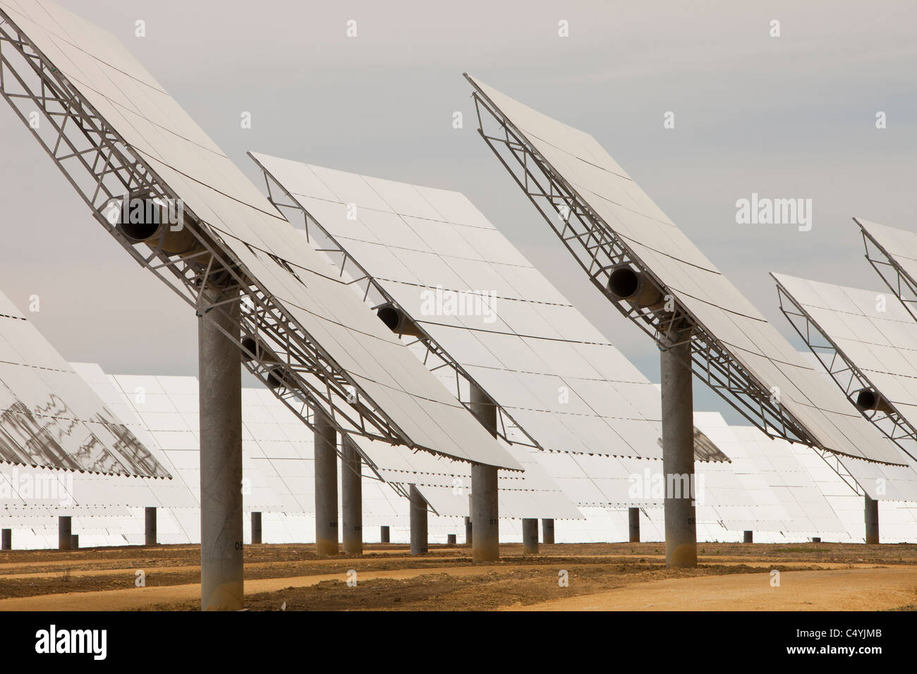 Heliostats, grandi specchi riflettenti dirigendo la luce del sole per la PS20 solare termico tower, Foto Stock