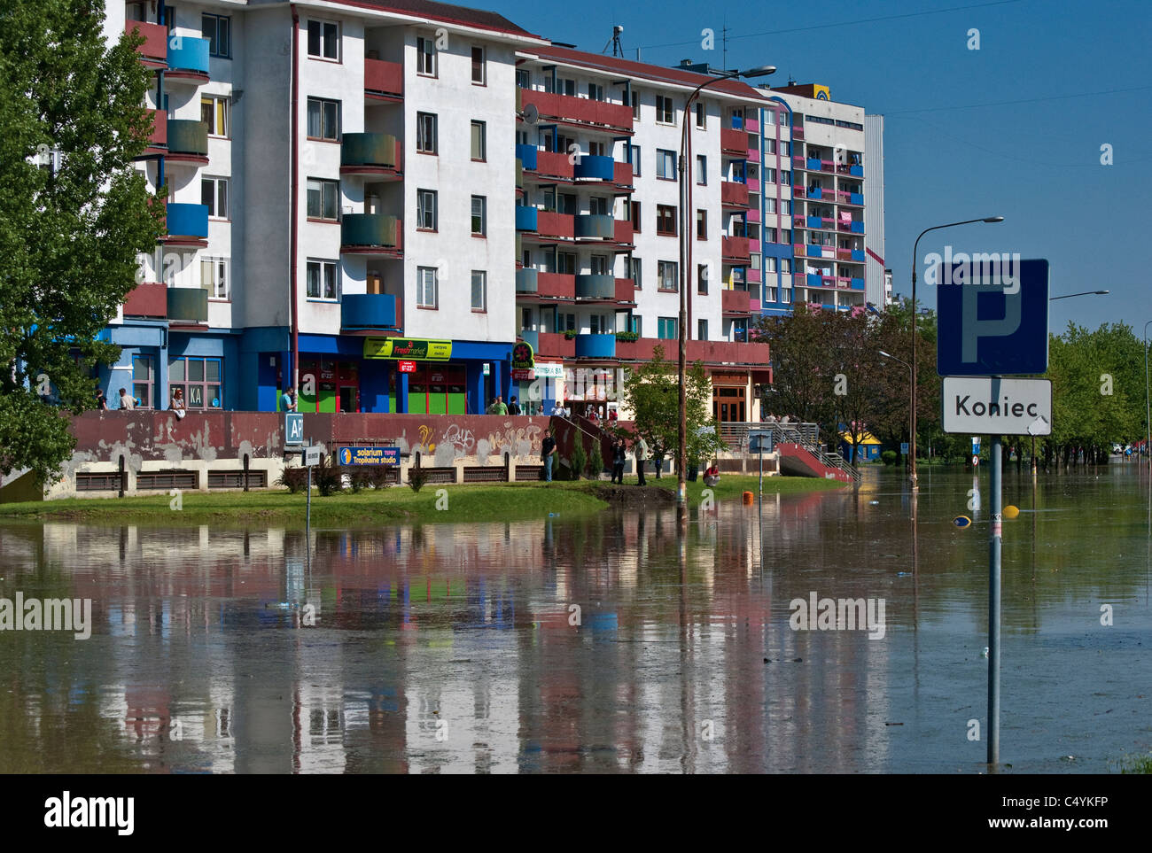 Edificio di appartamenti circondato da acqua durante l'alluvione 2010 a Kozanow area di Wrocław, Bassa Slesia, Polonia Foto Stock