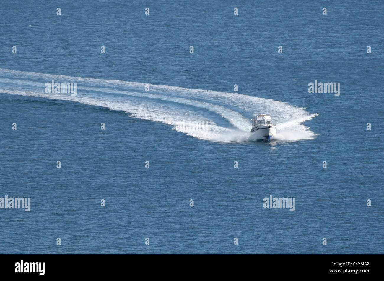 Il motoscafo barca a vela da solo sulle acque blu del golfo di Orosei, Cala Gonone, Sardegna, Italia Foto Stock