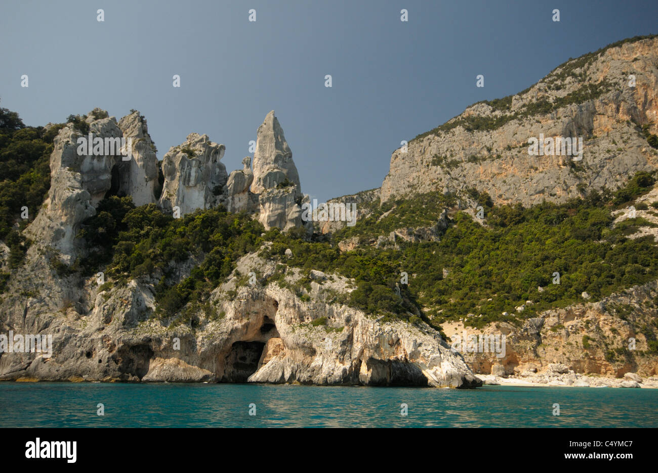 Calcare le formazioni rocciose a Cala Goloritze, il golfo di Orosei, Sardegna, Italia Foto Stock