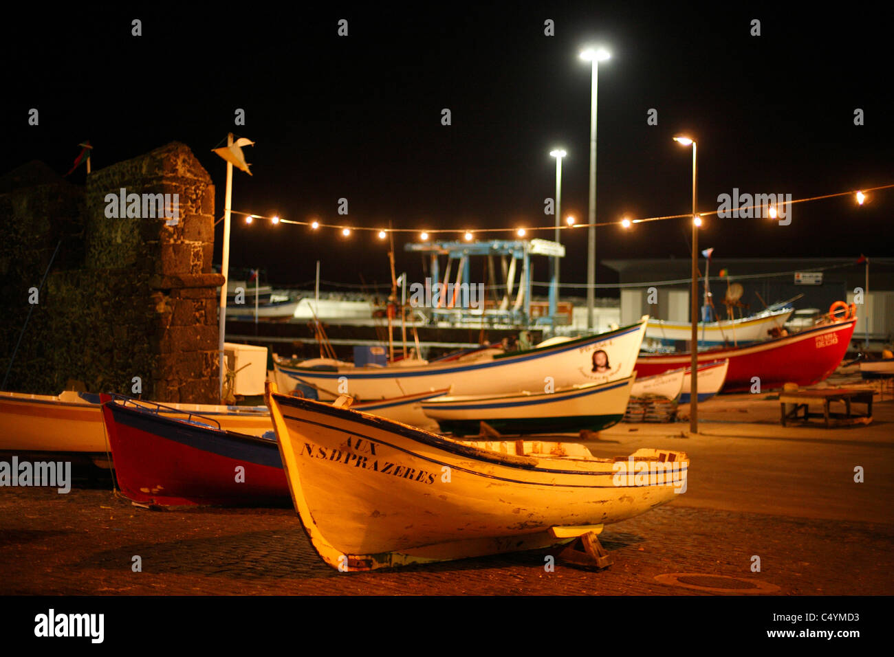 Barche da pesca nel porto di Vila Franca do Campo di notte. Sao Miguel island, isole Azzorre, Portogallo. Foto Stock