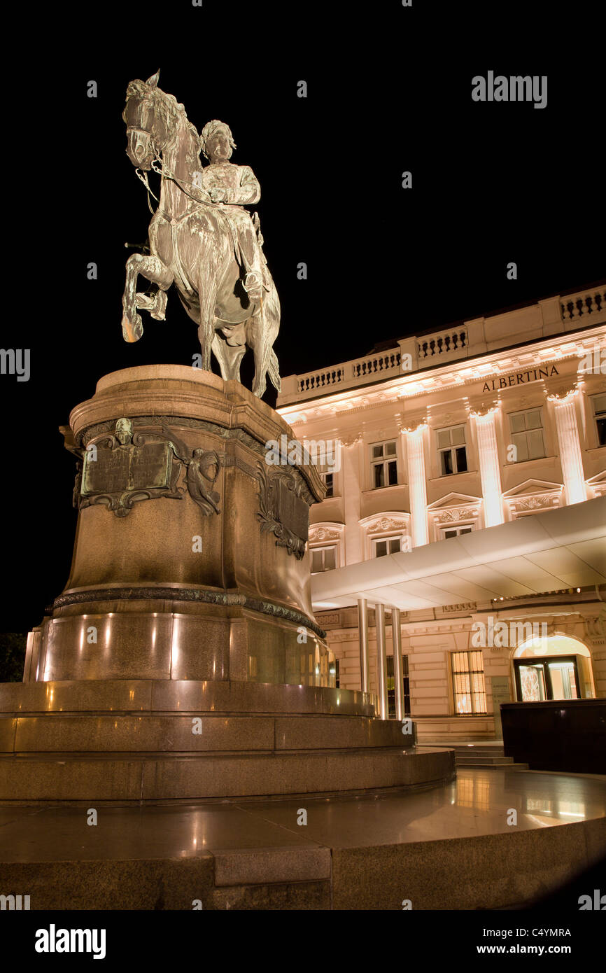 Vienna - galleria Albertina e Arciduca Albrecht monumento nella notte Foto Stock