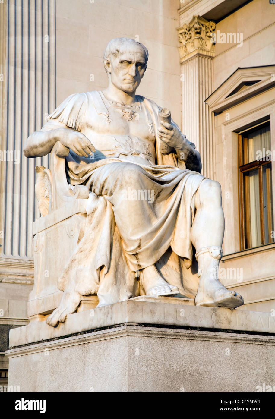 Vienna - Caesar statua per il parlamento Foto Stock