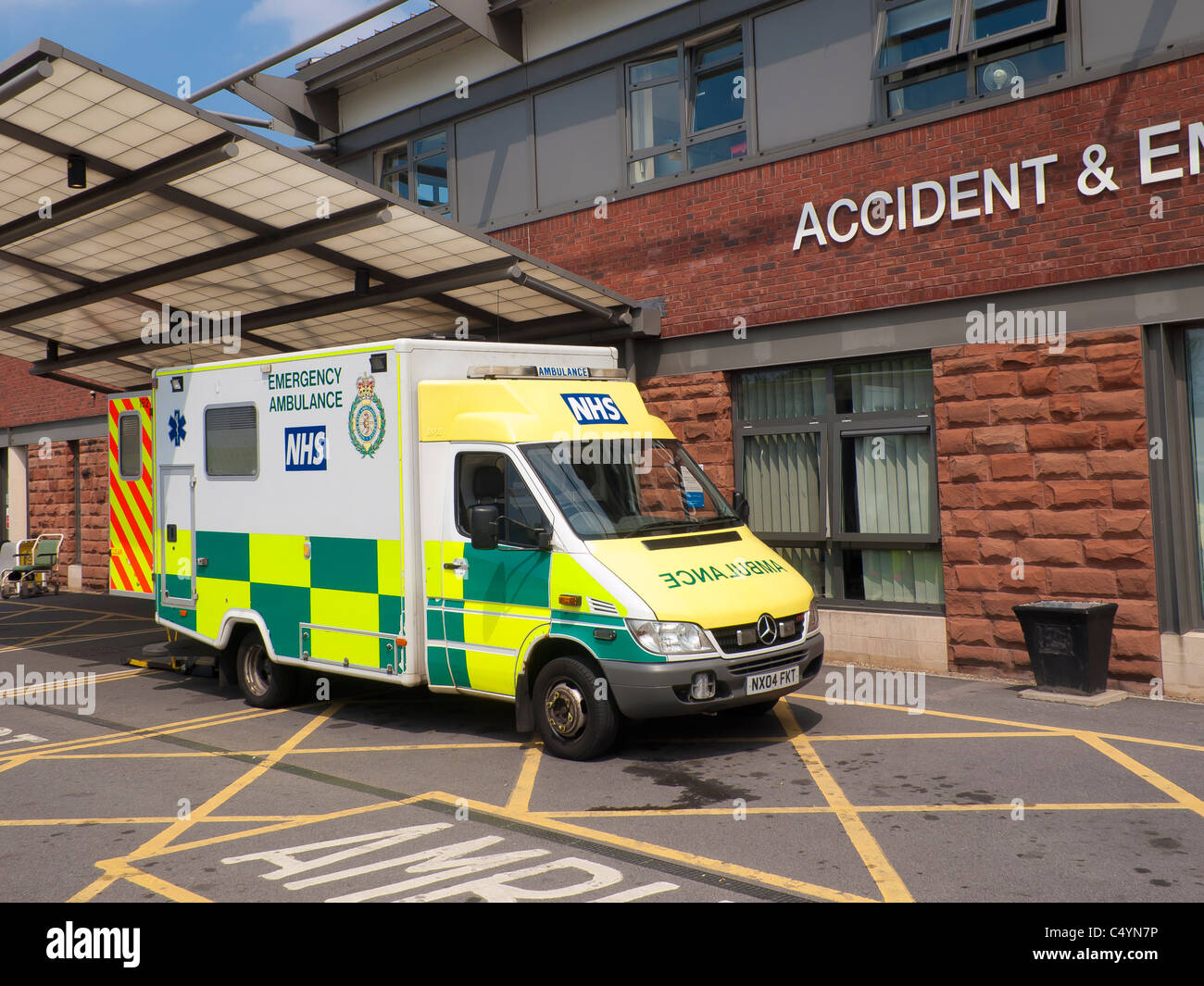 NHS ambulanza al di fuori di emergenza e di intervento in caso di incidenti a Jame's Cook Memorial Hospital Middlesbrough Foto Stock