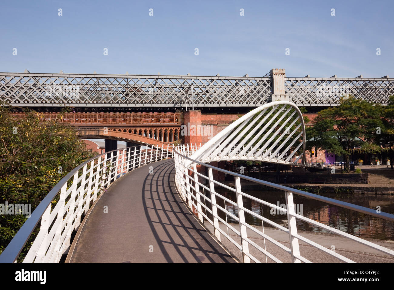 Castlefield Urban Heritage Park, Manchester, Inghilterra, Regno Unito. mercanti passerella ponte attraverso la Bridgewater Canal Foto Stock