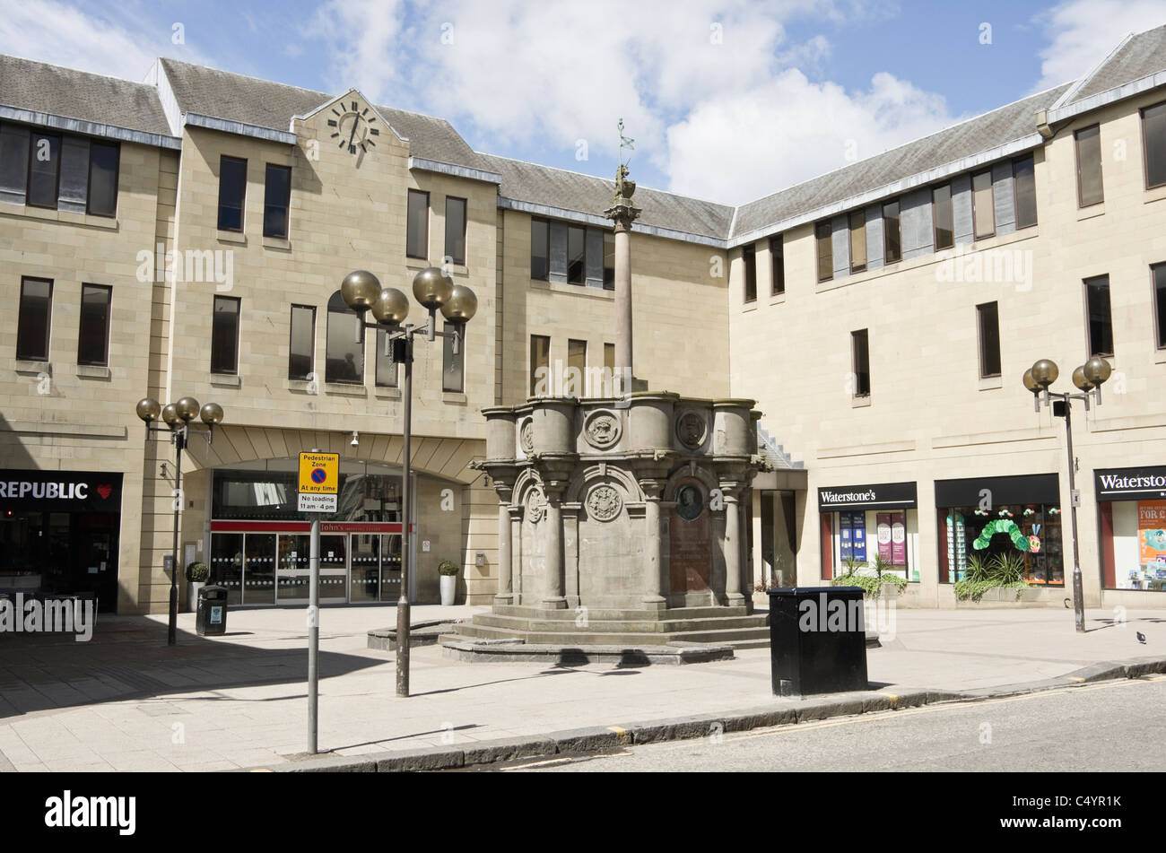 Ingresso alla St John's centro commerciale al coperto con la zona pedonale di segno. Perth, Perthshire Scozia, Regno Unito, Gran Bretagna. Foto Stock