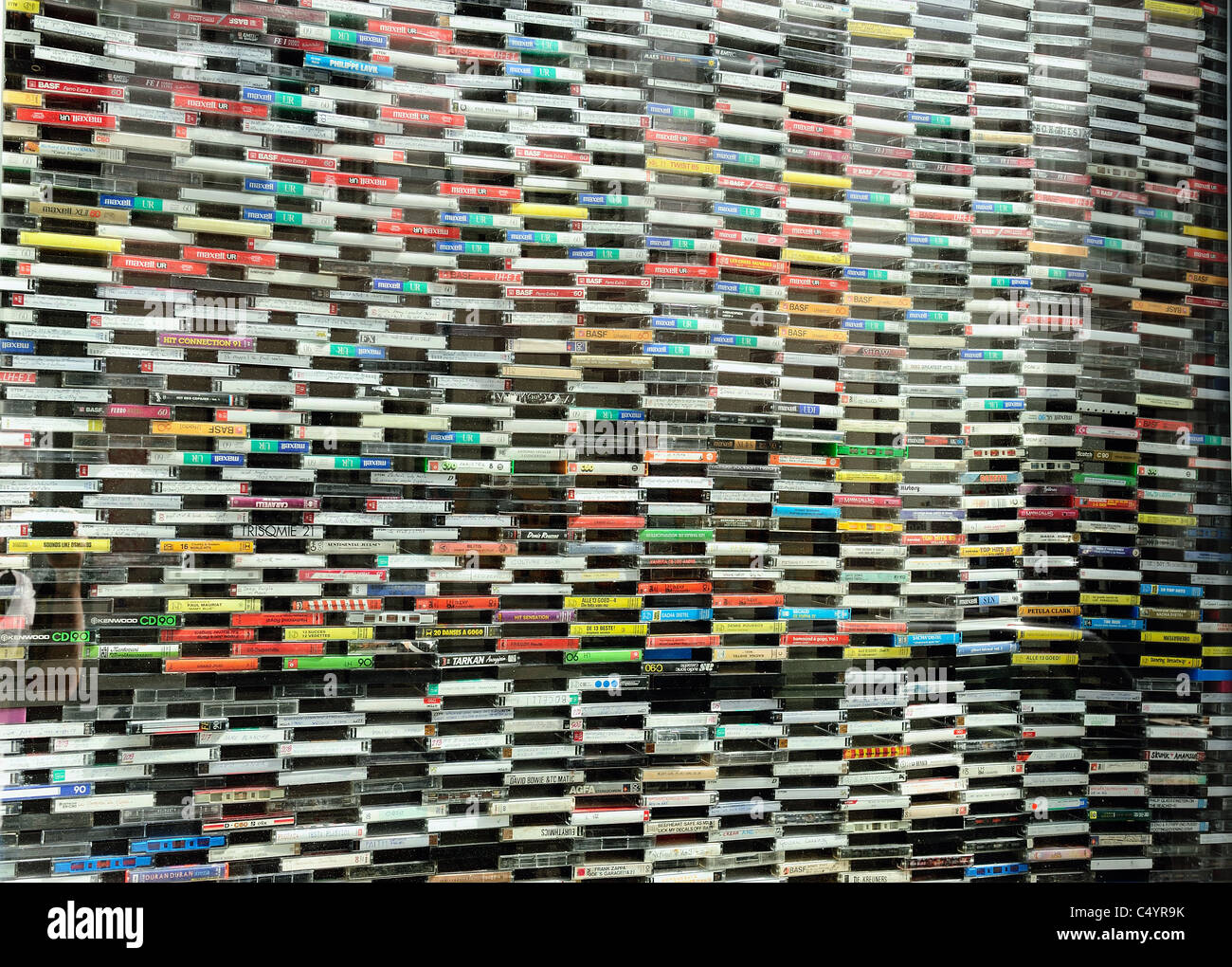 Una parete di musica cassette schierate contro una finestra formando un creative immagine visiva. Foto Stock