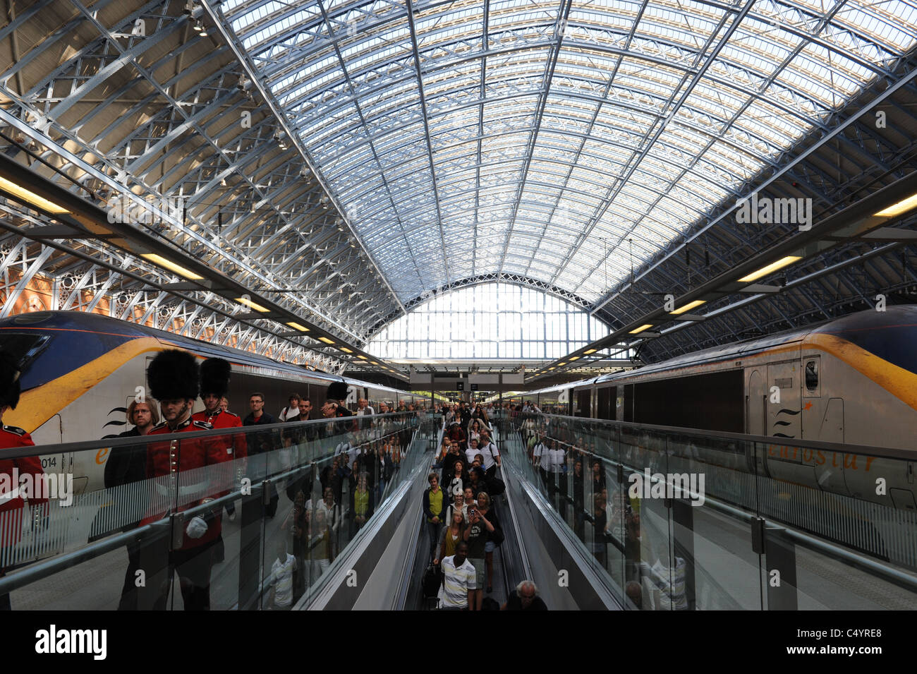 I passeggeri, compresi i Beefeaters, sbarco da un treno Eurostar St Pancras stazione ferroviaria Foto Stock