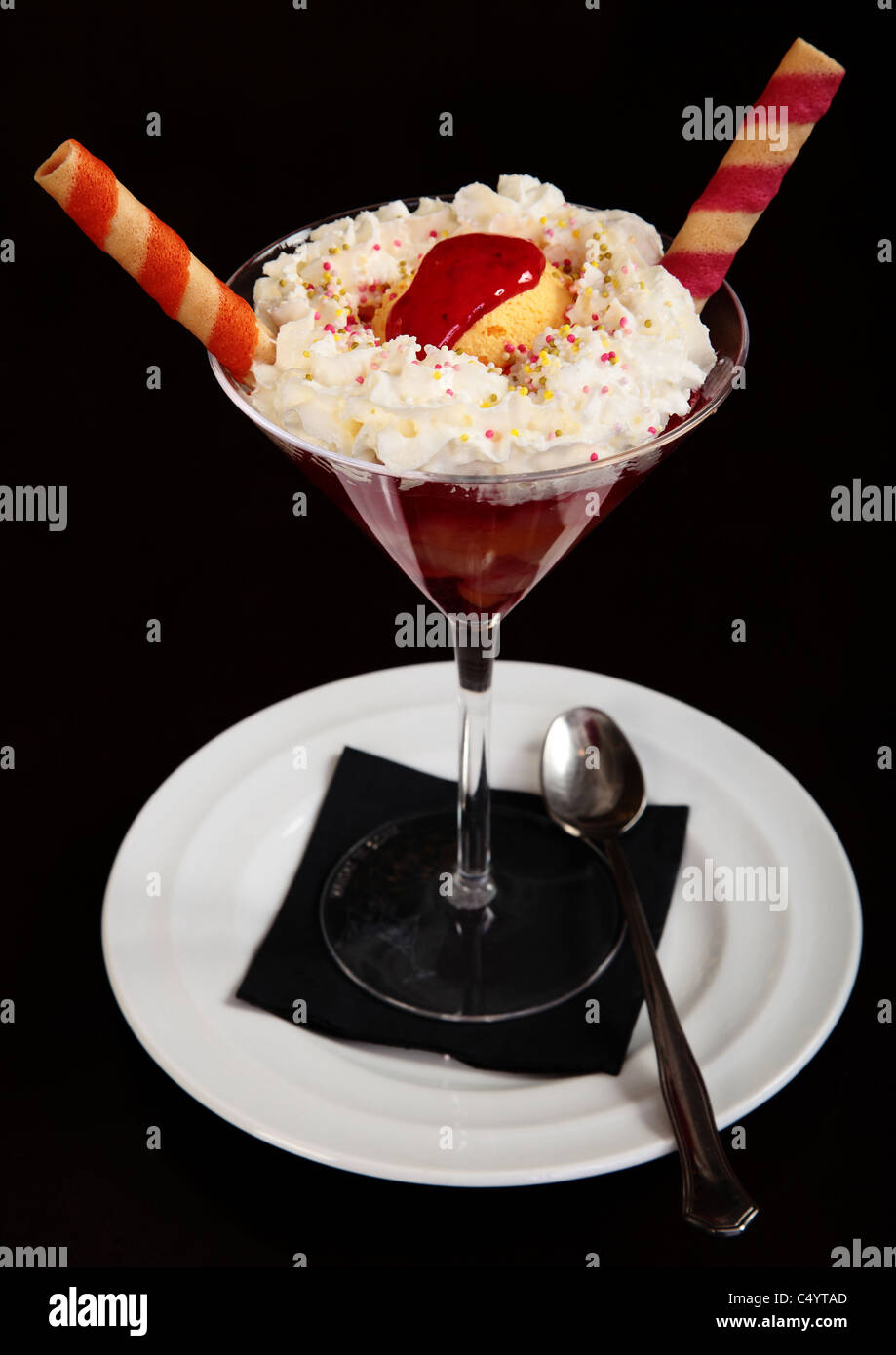 Gelati e dessert di frutta con panna e brandy biscotti a scatto Foto Stock