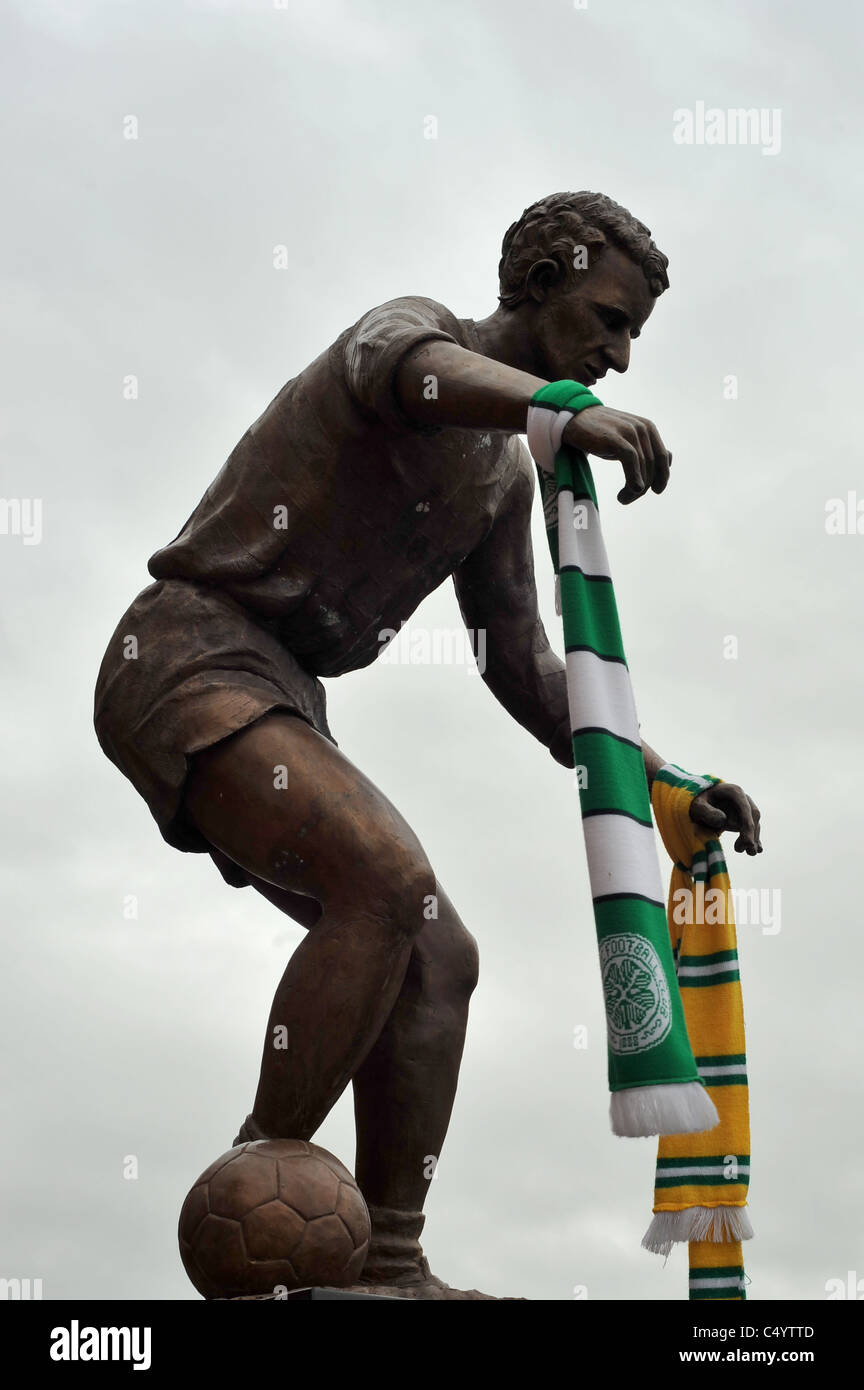 Statua di Jimmy Johnstone, votato il più grande di sempre Celtic Player, al di fuori della parte anteriore del Celtic Park. Foto Stock