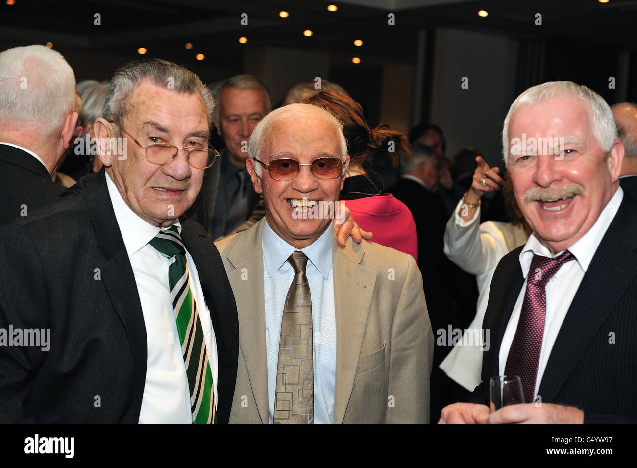 Leggende celtiche Sean Fallon (sinistra) e Dixie Deans (destra) con Rangers legend Willie Henderson (centro) Foto Stock