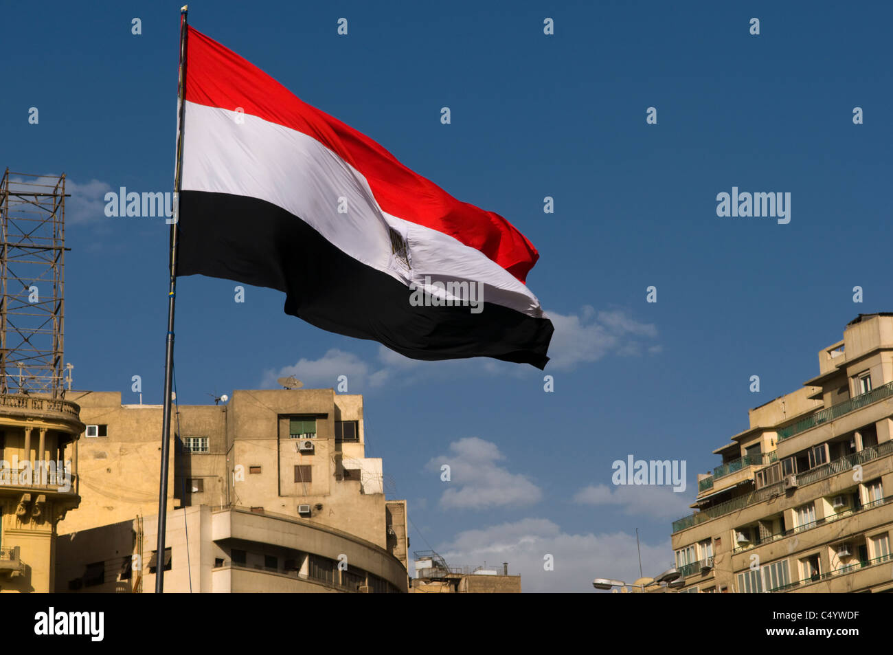 Bandiera dell'Egitto volando sopra la piazza Tahrir Cairo Egitto Marzo 2011 Foto Stock