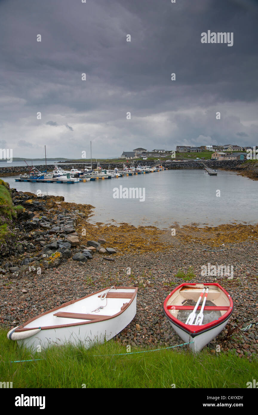 Piccole imbarcazioni spiaggiata al porto di Hamnavoe, Isole Shetland. SCO 7368 Foto Stock