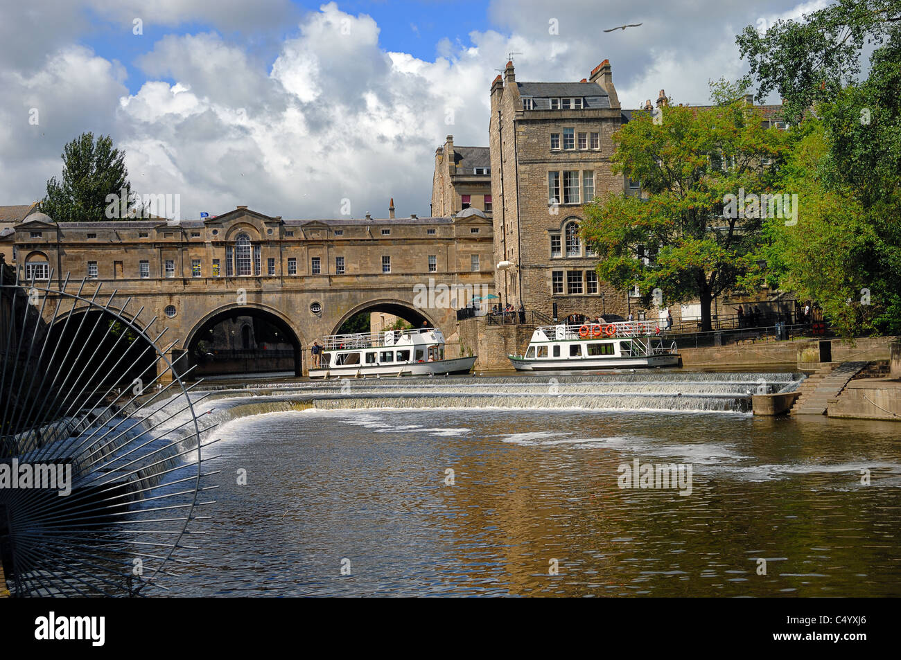 La diga sul fiume Avon e Ponte Poultney nella città di Bath in Somerset Foto Stock