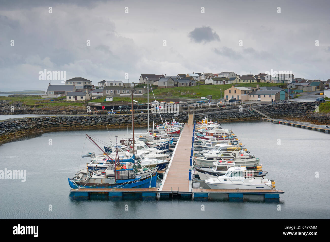 I posti barca al porto di Hamnavoe, Isole Shetland. SCO 7370 Foto Stock