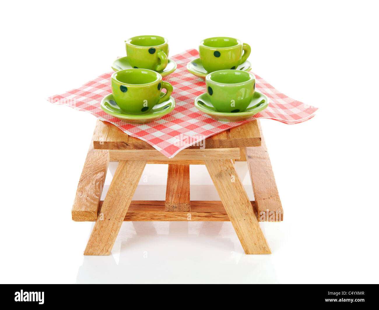 Tavolo da picnic con verdi punteggiate da tavola su sfondo bianco Foto Stock