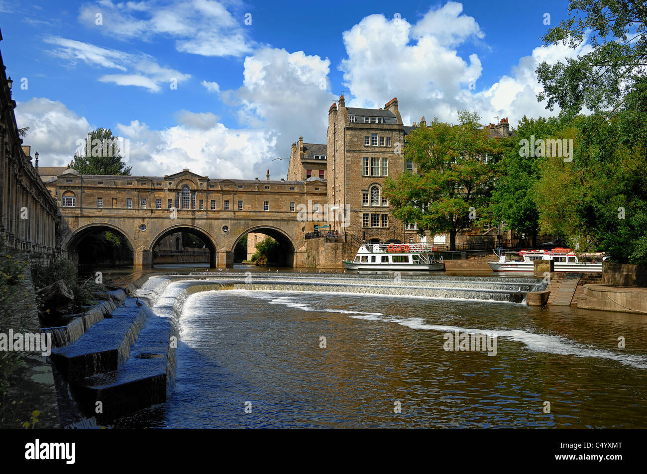 La diga sul fiume Avon e Ponte Poultney nella città di Bath in Somerset Foto Stock