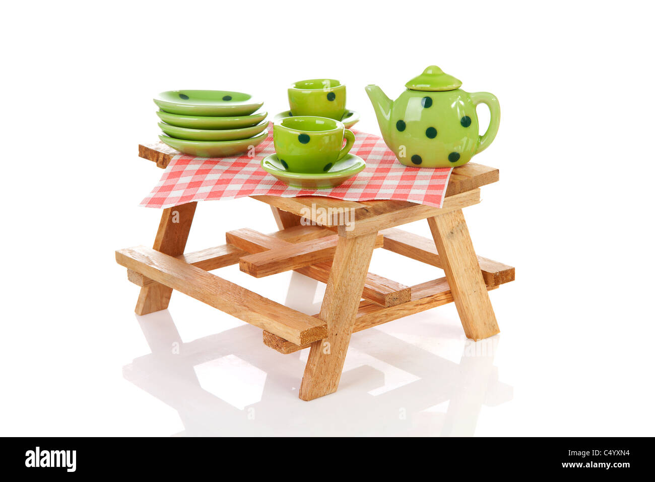 Tavolo da picnic con verdi punteggiate da tavola su sfondo bianco Foto Stock