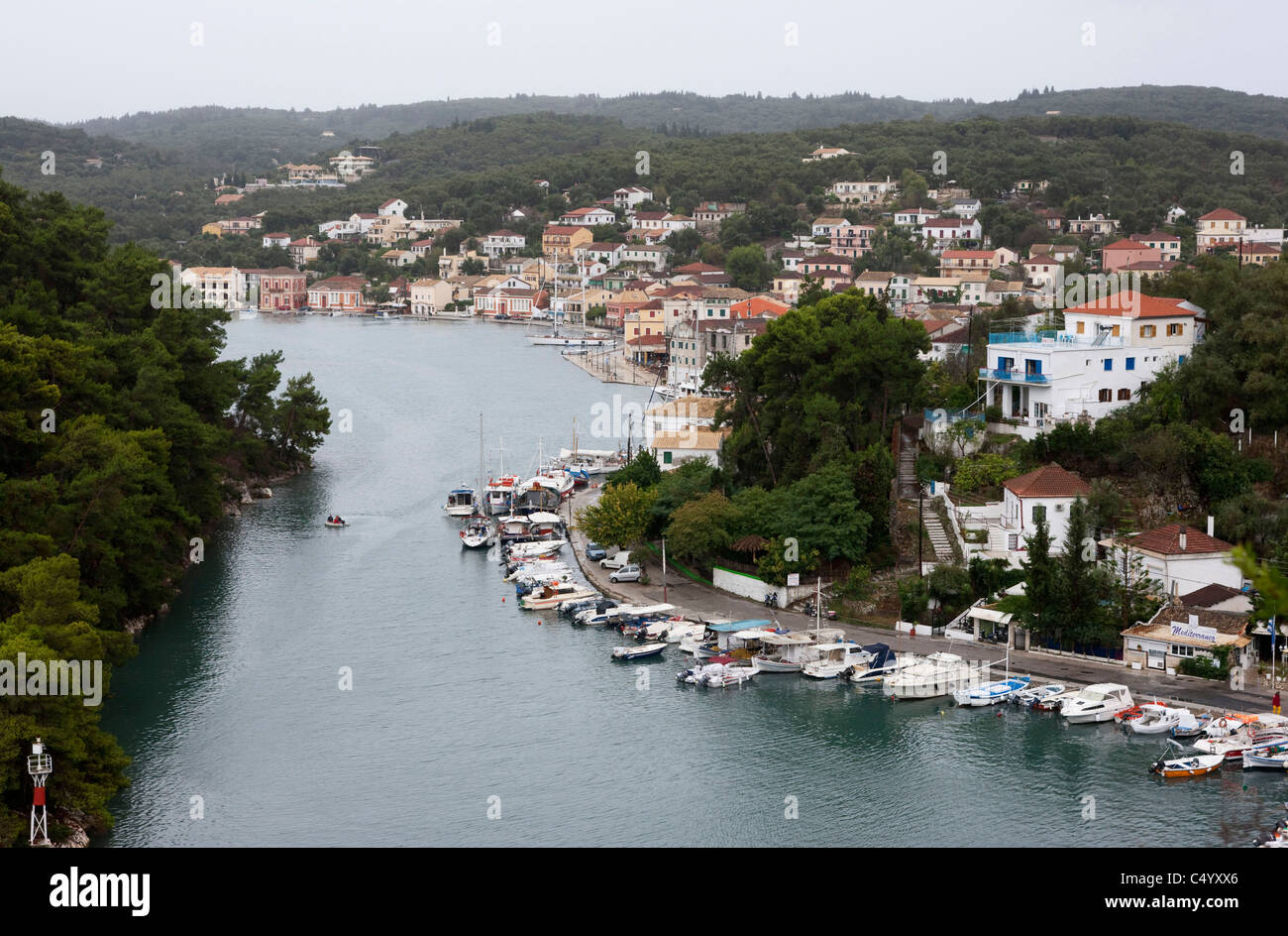 Porto di Gaios in una piovosa giornata d'estate. Paxos, Grecia. Foto Stock