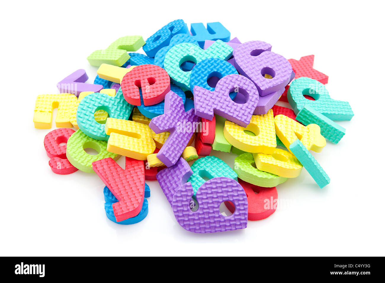 Pila di schiuma colorate lettere su sfondo bianco Foto Stock