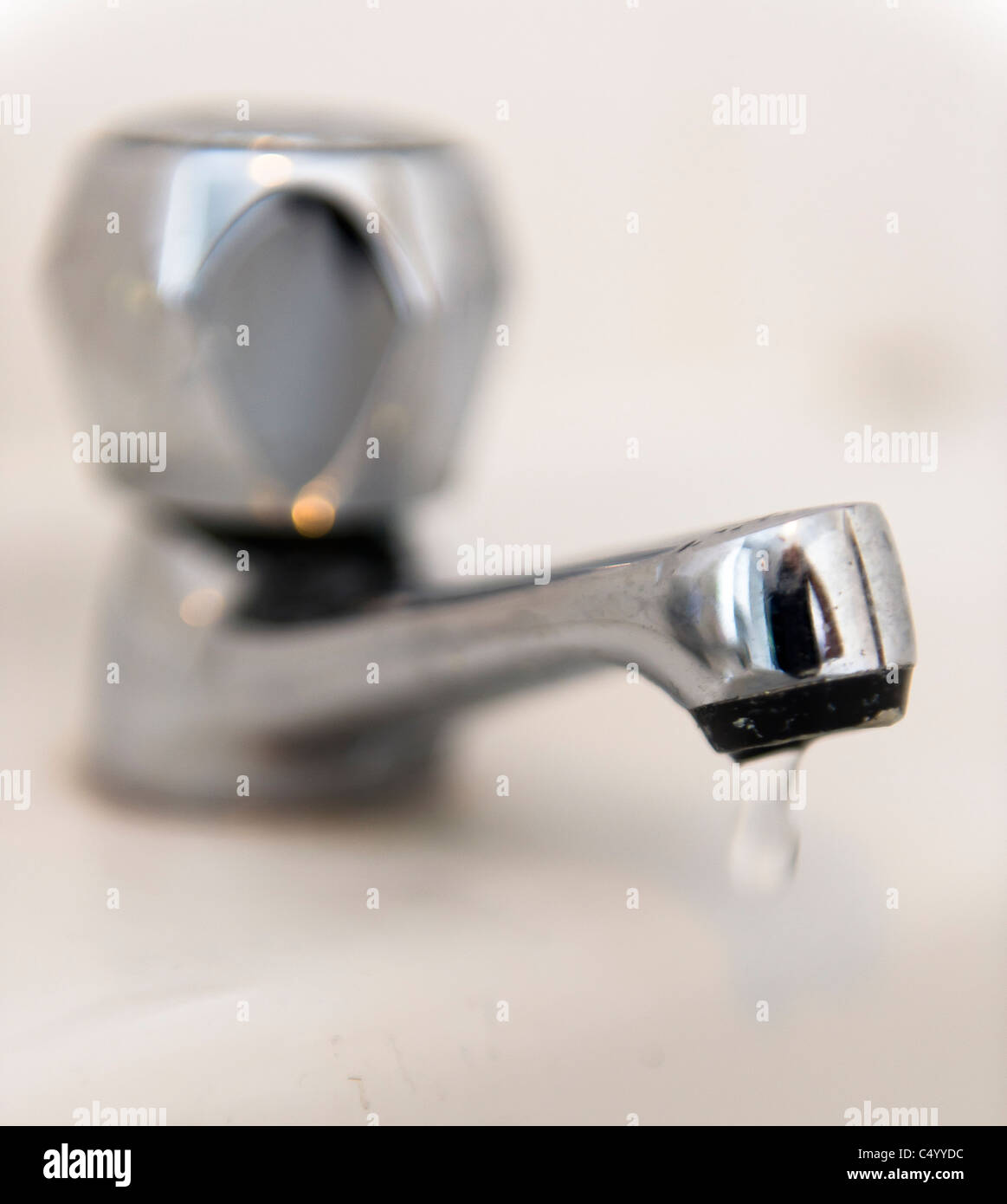Perdite di gocciolamento tocca 'acqua sprechi" Foto Stock