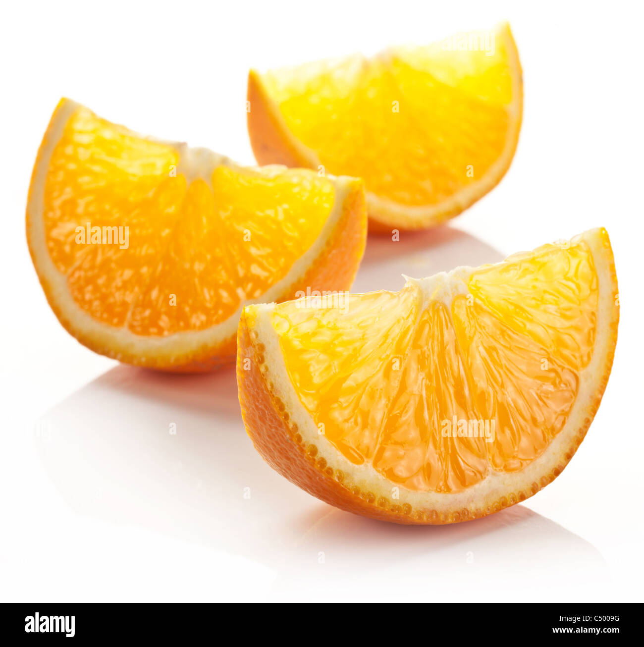 Fetta di colore arancione su sfondo bianco. Foto Stock
