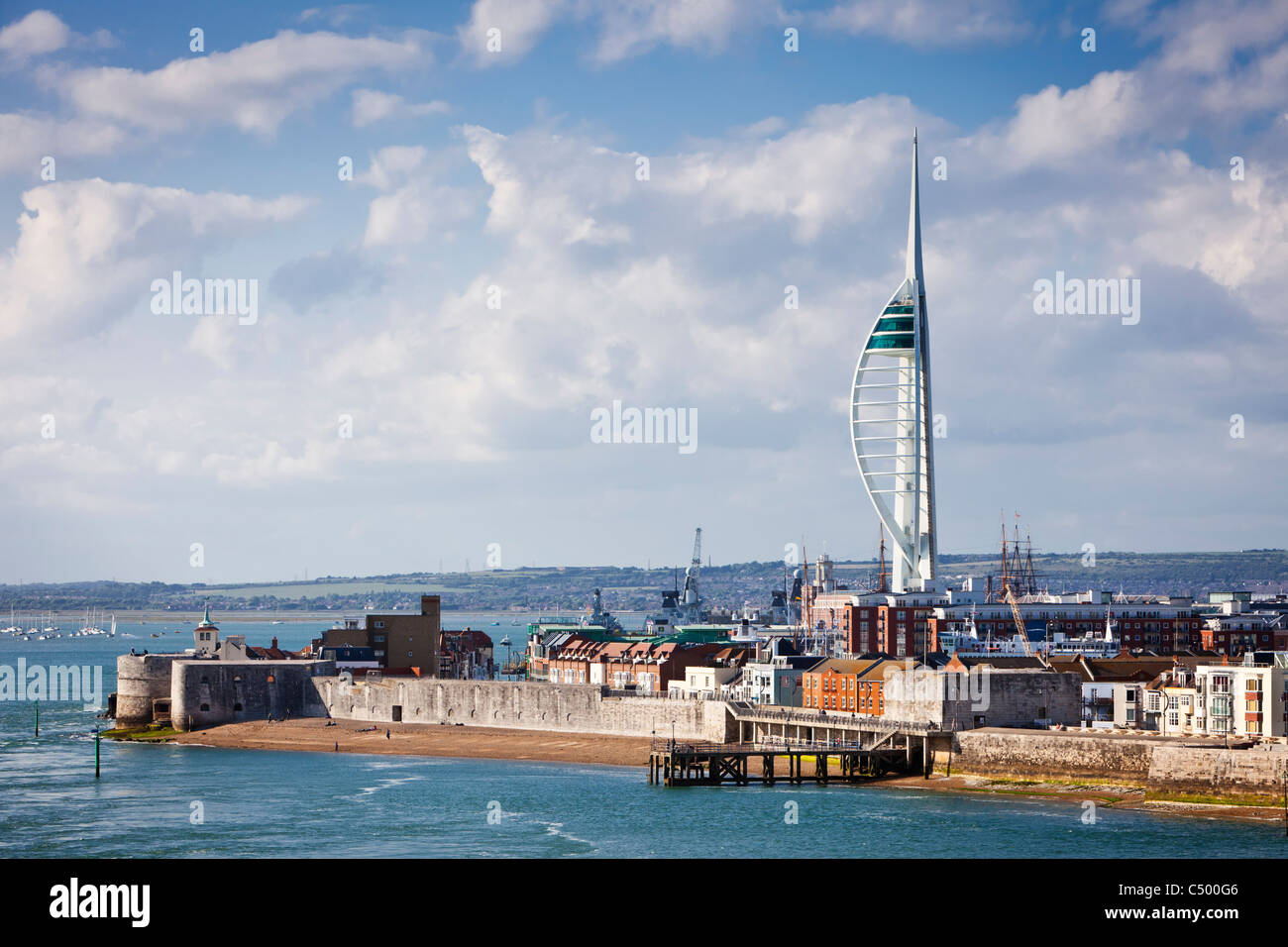 Spinnaker Tower nel porto di Portsmouth Inghilterra UK e torre rotonda Foto Stock