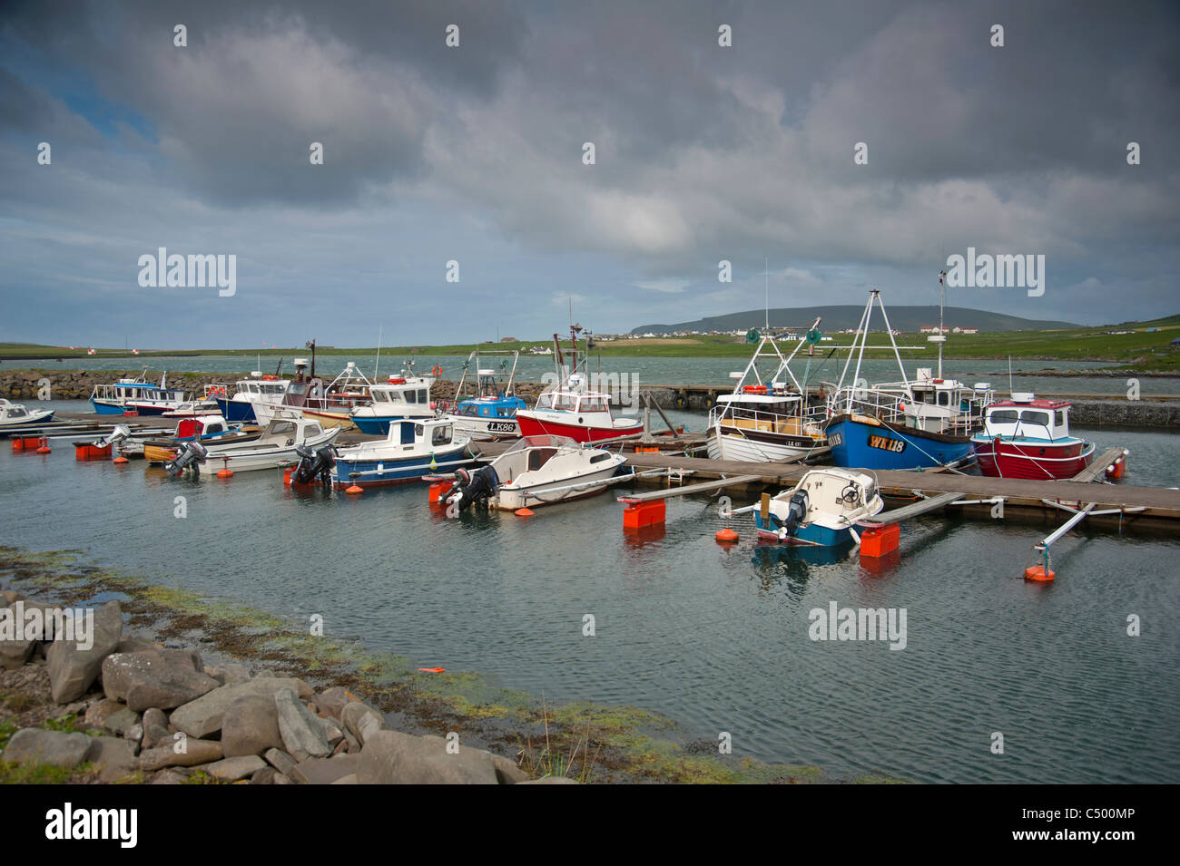 I posti barca al porto di Hamnavoe, Isole Shetland. SCO 7378 Foto Stock