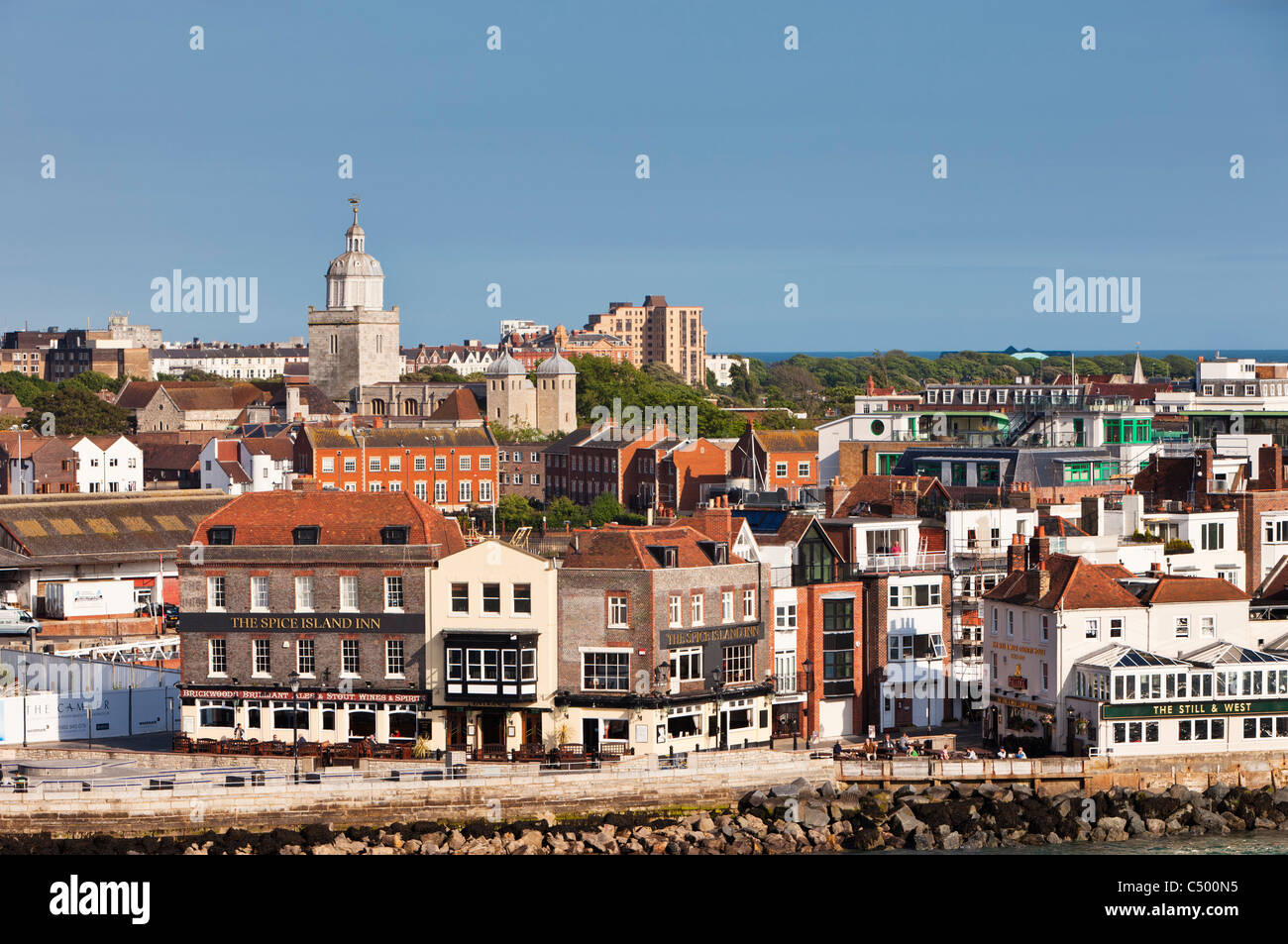Portsmouth, Regno Unito - Waterfront all'ingresso del porto di Portsmouth Hampshire Inghilterra Regno Unito Foto Stock