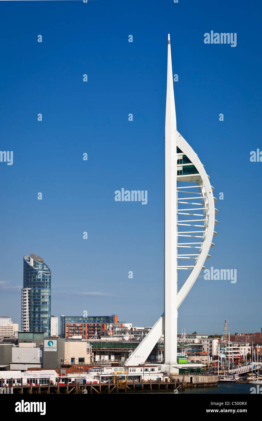 Spinnaker Tower nel porto di Portsmouth Inghilterra REGNO UNITO Foto Stock