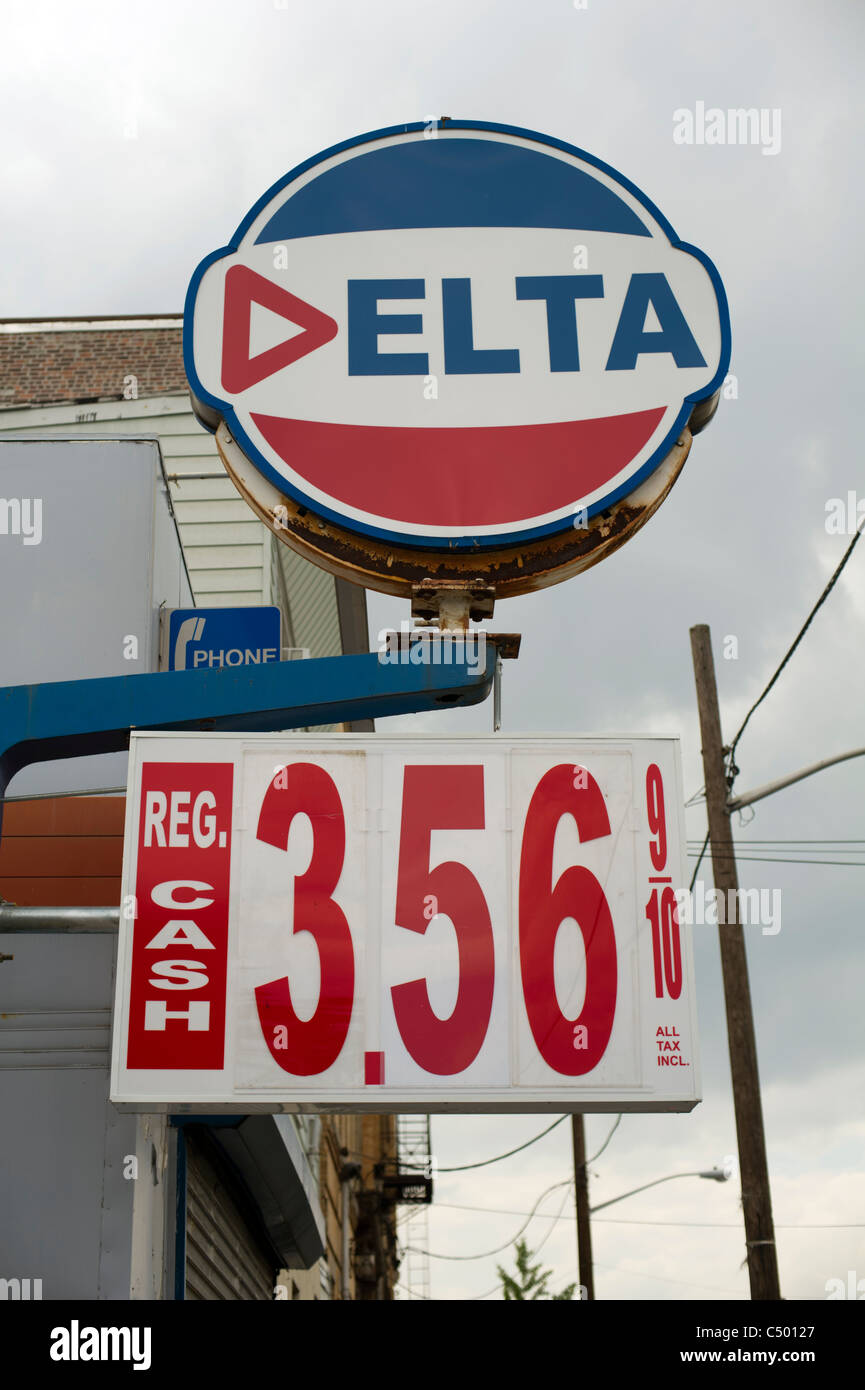 Un segno per la benzina normale a un Delta Stazione di gas nella città di Jersey, New Jersey sabato 25 giugno, 2011. (© Francesca M. Roberts) Foto Stock
