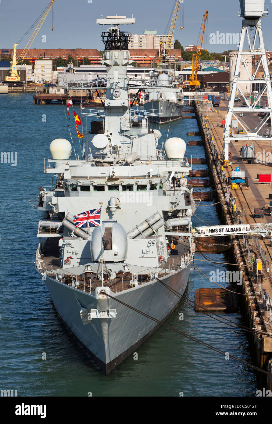 HMS St Albans ormeggiata nel porto di Portsmouth Inghilterra REGNO UNITO Foto Stock