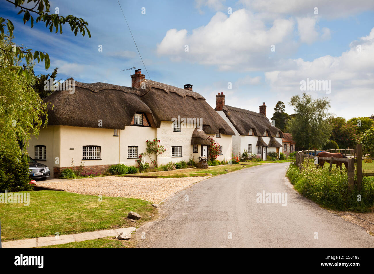 Tarrant Monkton village, Dorset, England, Regno Unito - vecchio cottage con il tetto di paglia Foto Stock