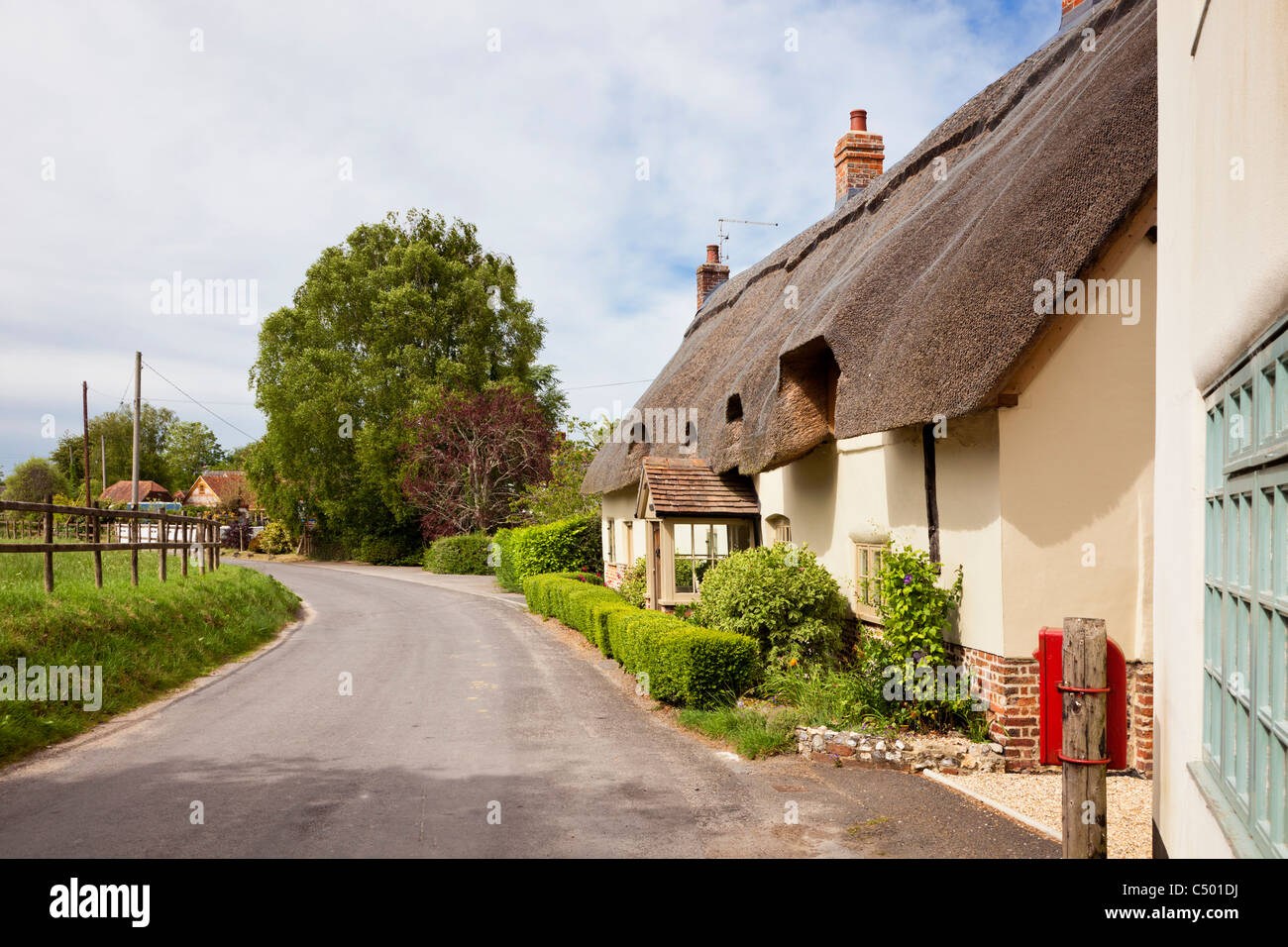 Country Lane nel villaggio di Tarrant Monkton, Dorset, Inghilterra, Regno Unito Foto Stock
