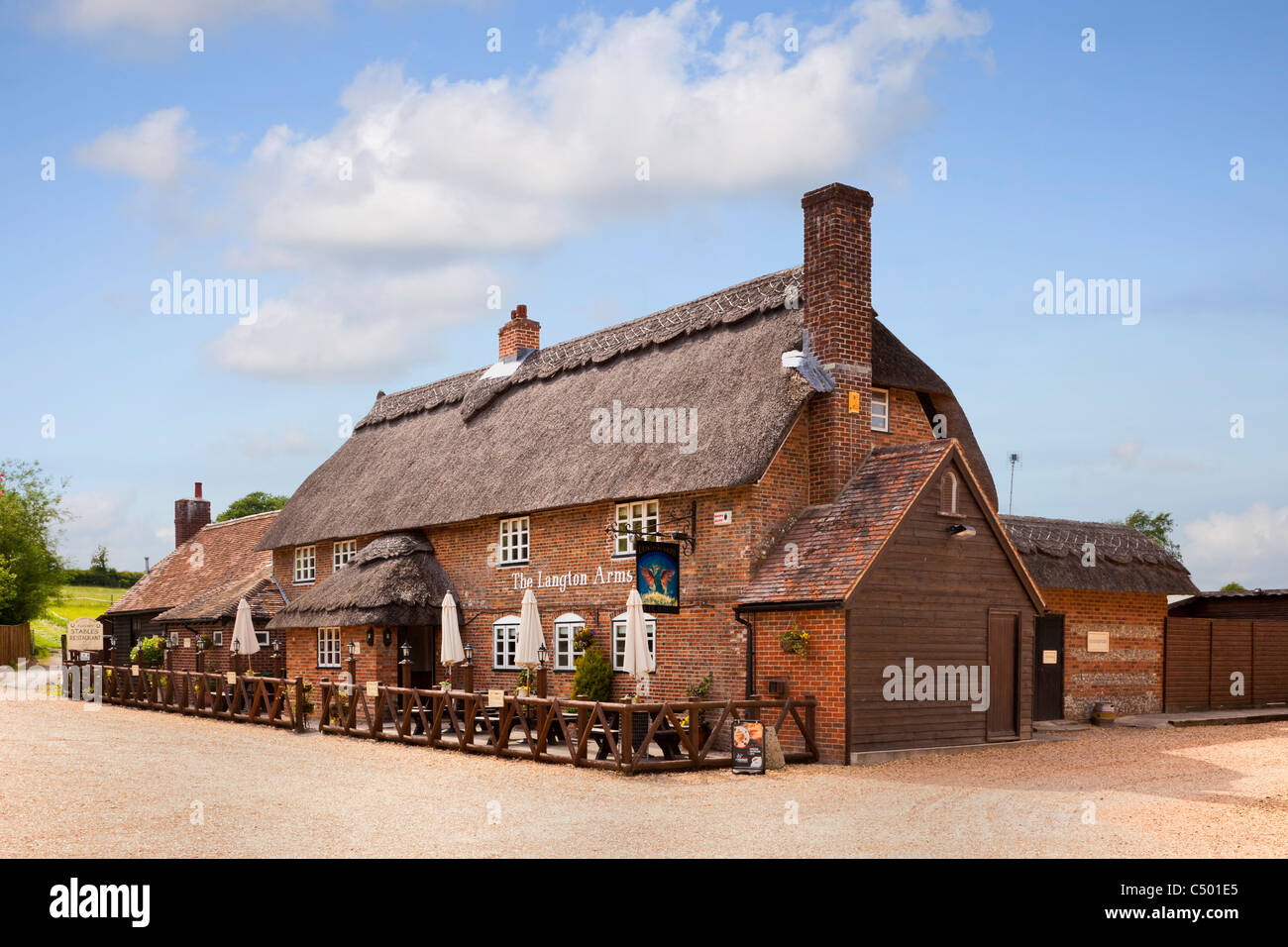 Il Langton bracci taverna con tetto in paglia village pub in Tarrant Monkton, Dorset, England, Regno Unito Foto Stock