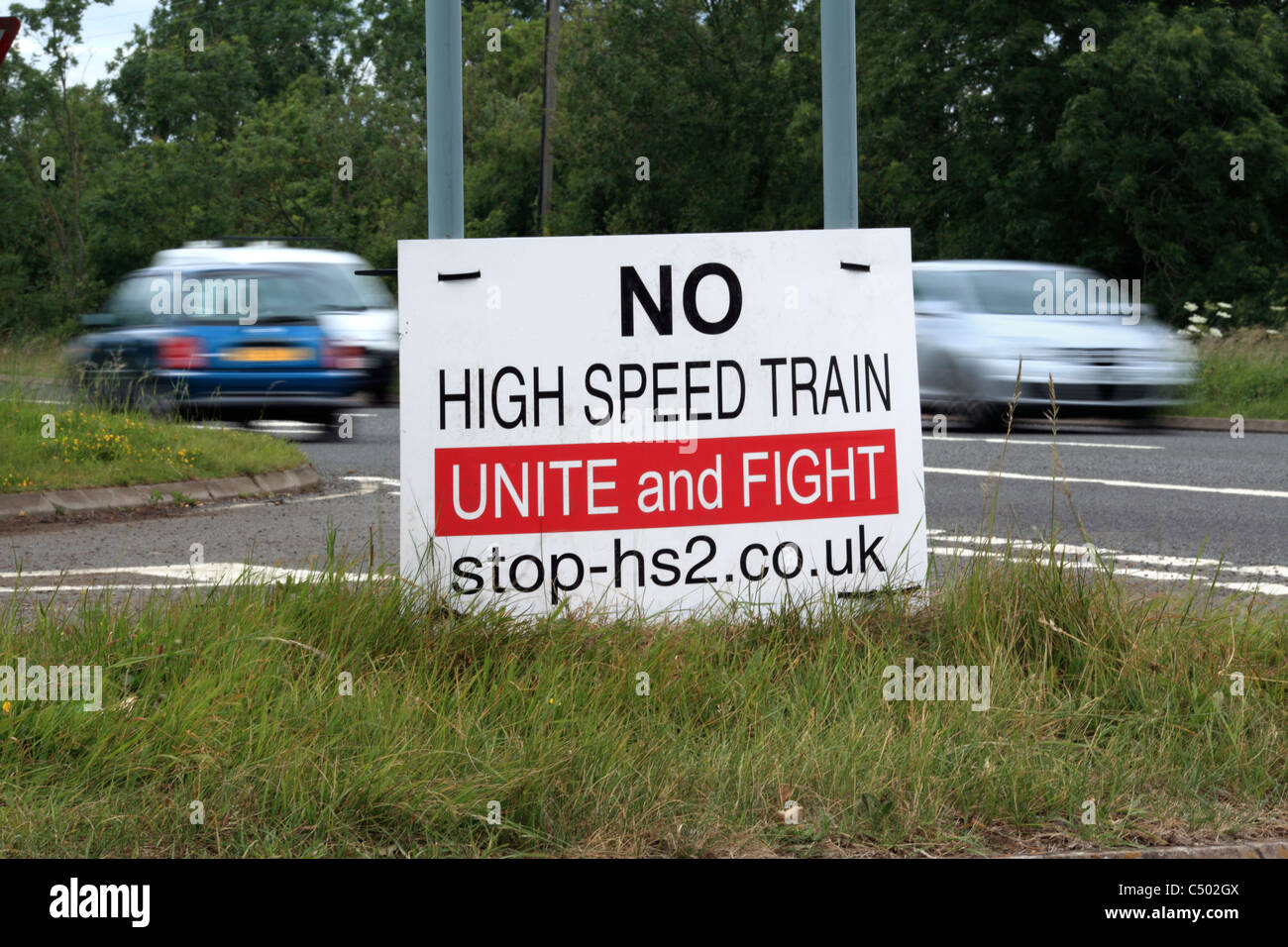 Un 'nessun treno ad alta velocità' poster sul ciglio della strada vicino a Napton Warwickshire. Foto Stock
