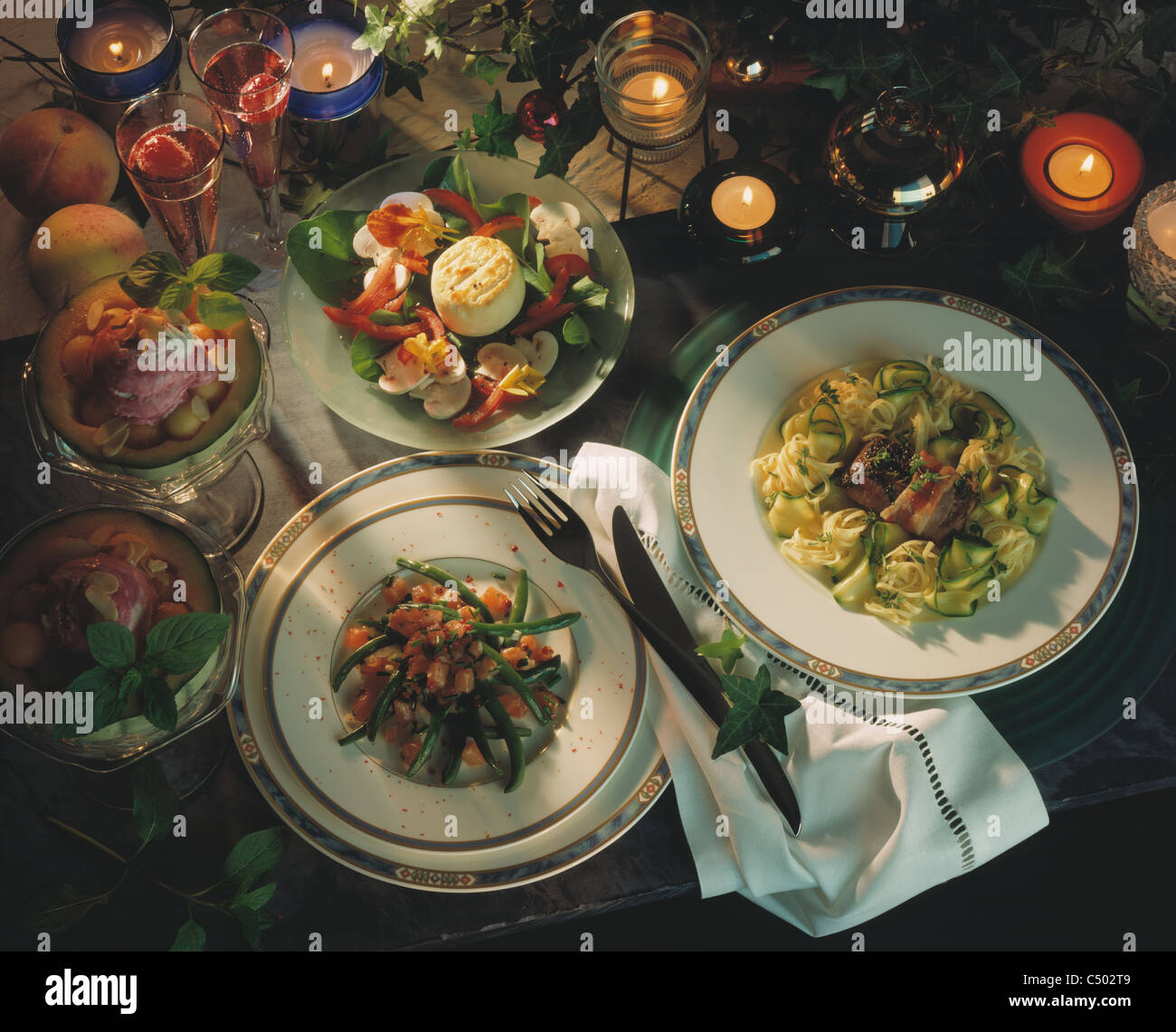 Tableau: cena a lume di candela per due Foto Stock