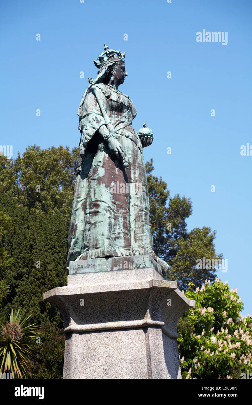 Statua della regina Victoria in Candie Gardens presso il St Peter Port Guernsey, nel mese di aprile Foto Stock