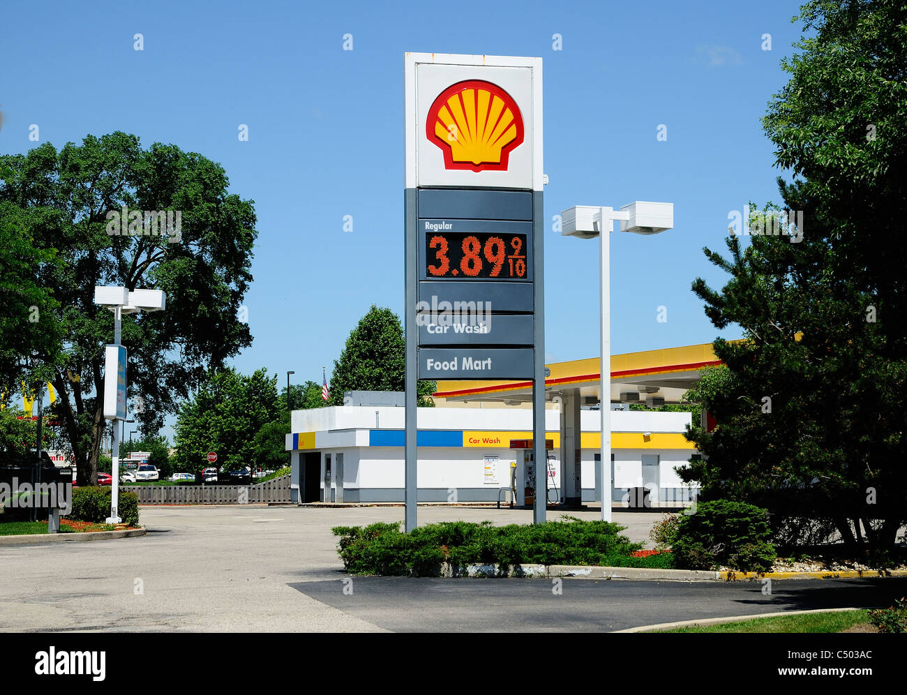 Shell stazione di benzina segno con prezzo/gallone di $3.89 e 9/10 US Foto Stock