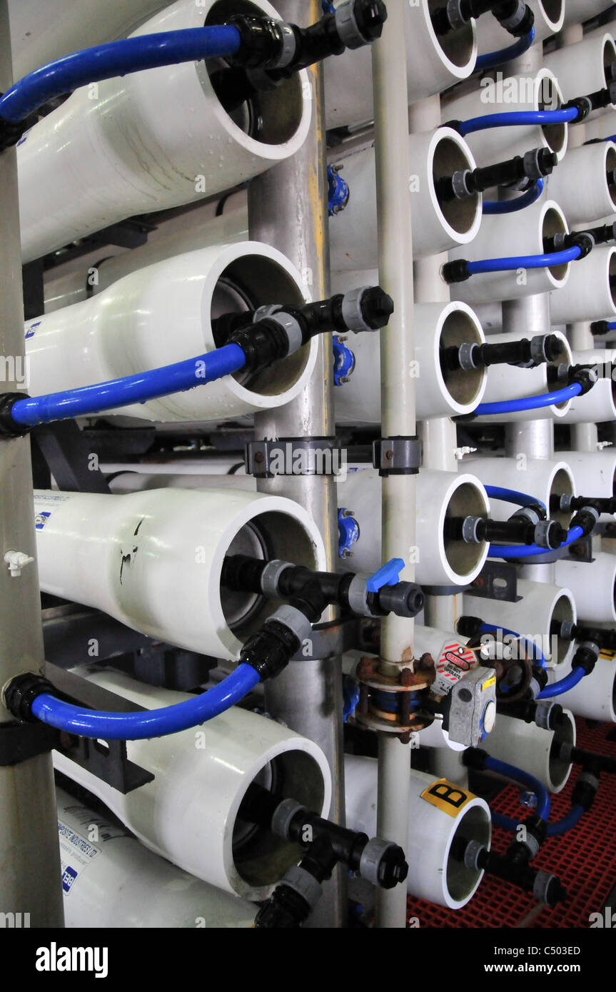 Impianto di dissalazione. Una banca di osmosi inversa filtri a membrana. Foto Stock