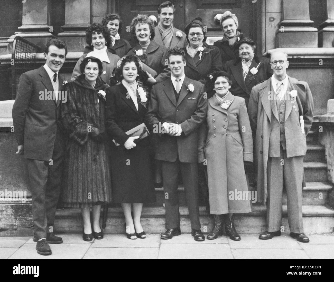 Una famiglia foto di gruppo in occasione di una cerimonia nuziale di Londra 1949. Foto Stock