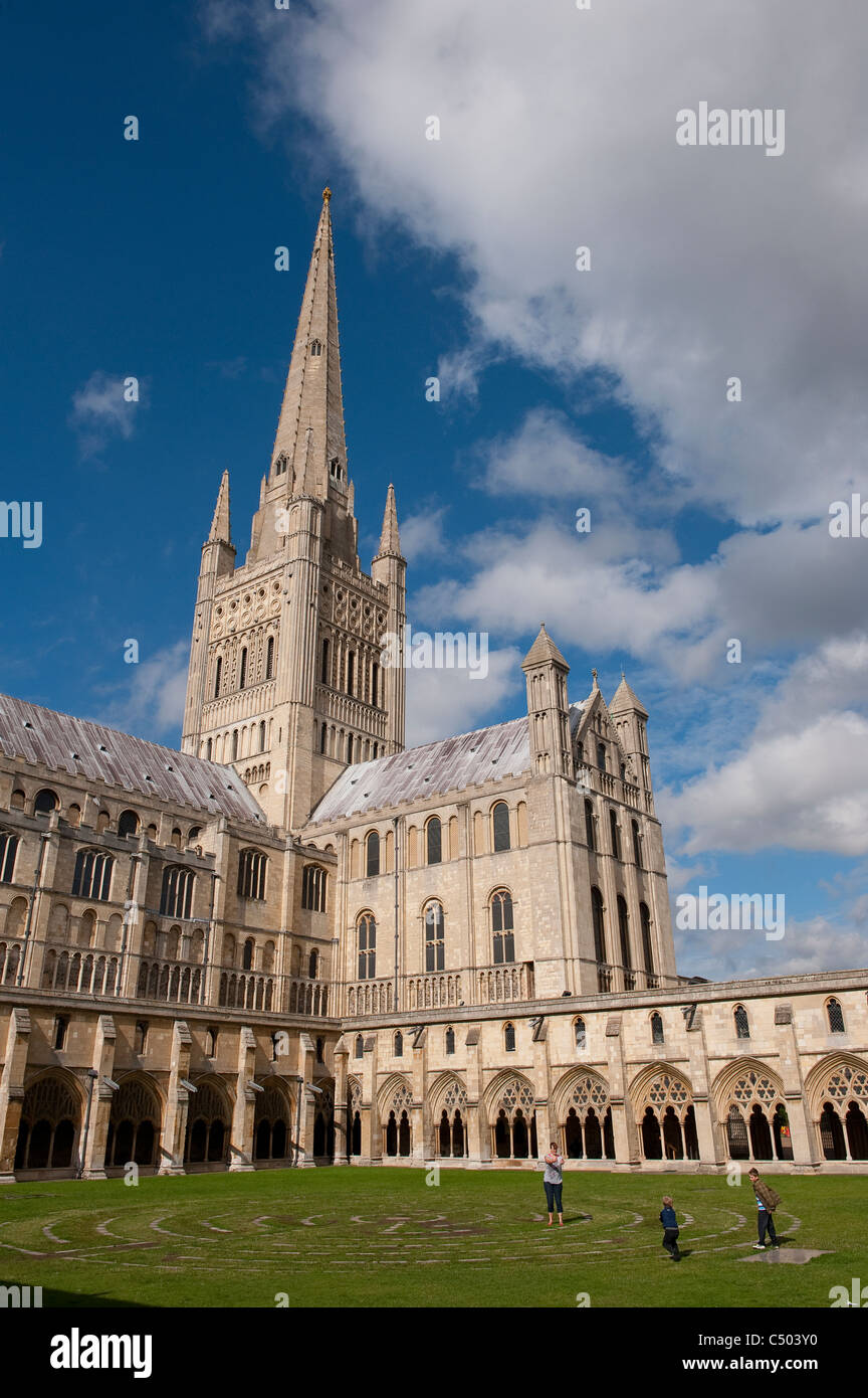 La guglia e del transetto sud della bellissima Norwich Cathedral, East Anglia, Inghilterra. Foto Stock