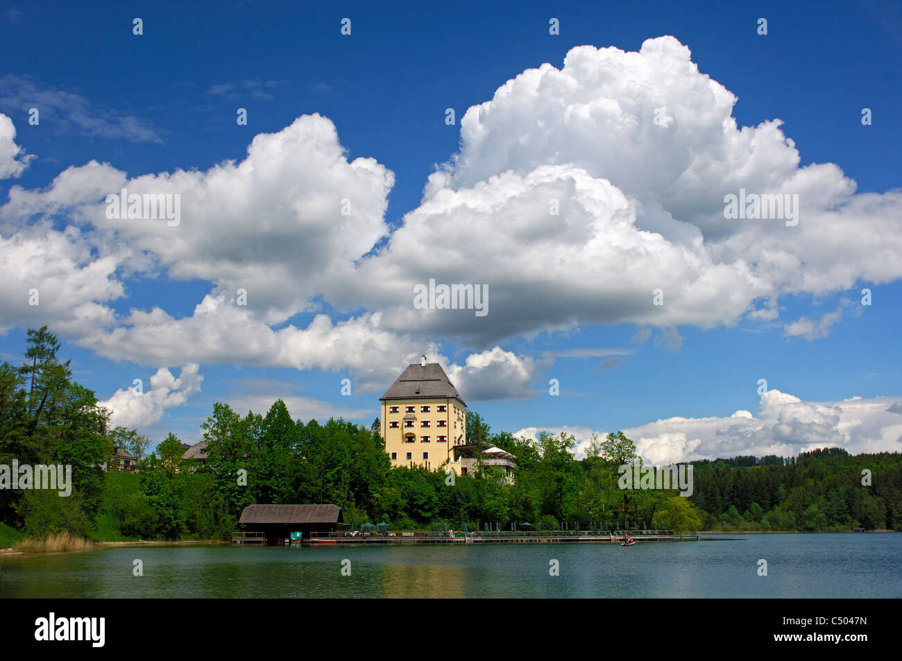 Giorno di estate al castello di Fuschel al lago Fuschlsee, Hof, Salzkammergut, Austria Foto Stock