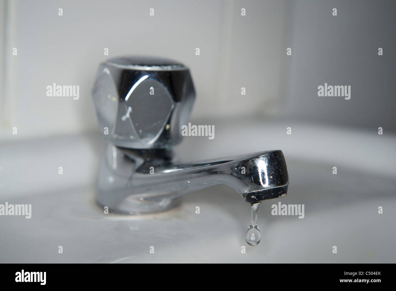 Perdite di gocciolamento tocca 'acqua sprechi" Foto Stock